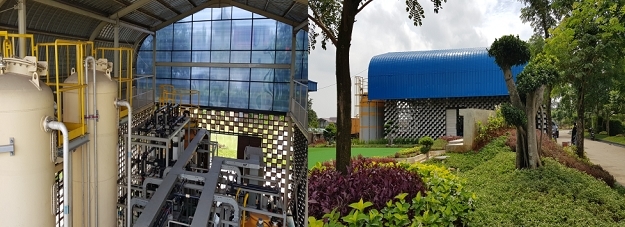 3월 초 수자원공사가 준공한 인도네시아 '다아르 엘 쿨람' 기숙학교 '건물형(직결형) 정수처리시설'의 내부 전경(왼쪽)과 외부 전경(오른쪽). 사진=한국수자원공사 
