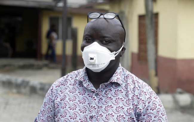 최근 코로나19 확진자가 나오고 있는 나이지리아의 한 시민이 마스크를 쓰고 외출에 나서고 있다.