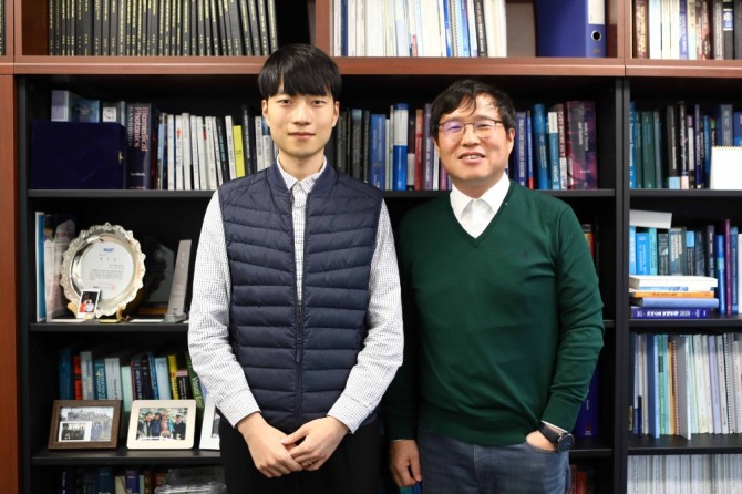 KAIST 바이오 뇌공학과 정기훈 교수(오른쪽)와 김기수 박사 과정,  사진=KAIST