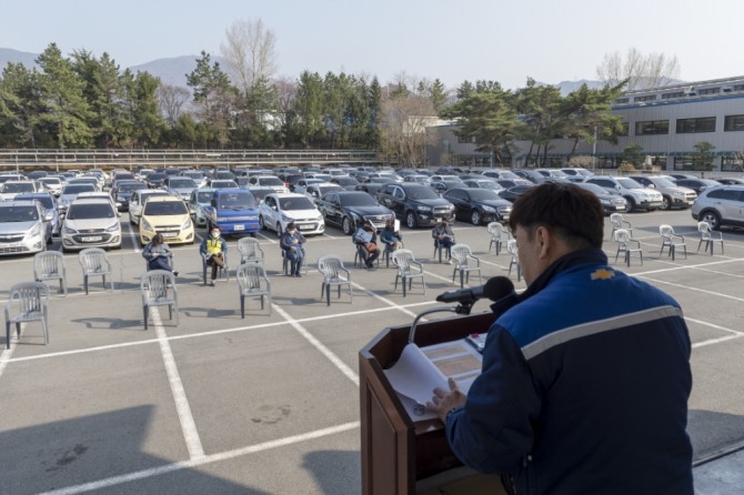 한국지엠새마을금고 정기총회가 22일 한국지엠 창원공장 주차장에서 회원들이 차량에 탄 채 '드라이브 스루' 방식으로 진행되고 있다. 뉴시스 