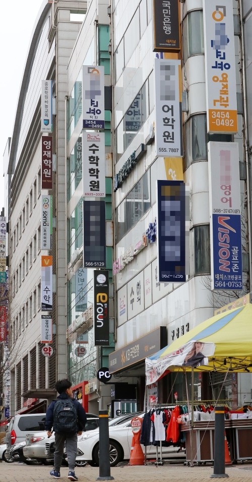 서울시가 23일 코로나19 확산을 막기위해 노래방과 PC방, 학원, 클럽, 콜라텍 등에 대해 2주간 운영‧영업 중단을 강력히 권고했다.사진=뉴시스