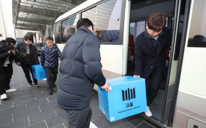 라임자산운용 환매 중단 사태를 수사하는 검찰이 서울 여의도 라임자산운용 본사에서 압수수색을 마친 뒤 압수물을 차량에 싣고 있다. 사진=뉴시스