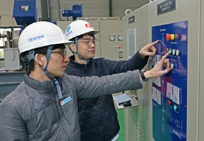 한전 전력연구원 직원들이 이달 상업운전에 들어간 한국중부발전 보령복합발전소의 가스터빈 기동장치의 작동을 제어하고 있다. 사진=한국전력