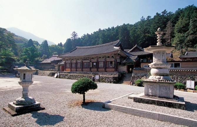 경남 고성군(군수 백두현)이 지역의 자랑인 천년고찰 옥천사(사진)의 도지정문화재를 대상으로 경상남도 공모사업 '우리지역 문화재 바로알기 지원사업'에 최종 선정됐다. 23일 고성군에 따르면 이번 공모사업은 도비를 지원받아 오는 5월부터 12월까지 옥천사에서 '연화옥천 헤리티지 스쿨사업'을 전개한다. 사진=고성군 제공