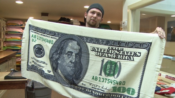 뉴욕증시에서 한 거래원이 초대형 미국 달러를 들고 있는 모습. 사진=뉴시스 