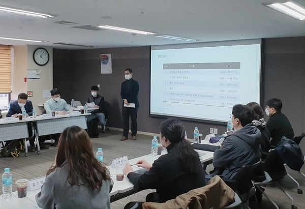 지난 18일 서울시 중구 한국데이터산업진흥원에서 열린 코로나19 확산예측 연구 얼라이언스 사전 미팅서 변형균 KT AI·빅데이터서비스담당 상무가 발표하고 있다. 사진=KT