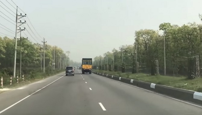 방글라데시 수도 다카와 중북부 도시 마이멘싱을 연결한 4차선 고속도로(highway)의 모습. 사진=유튜브 캡처