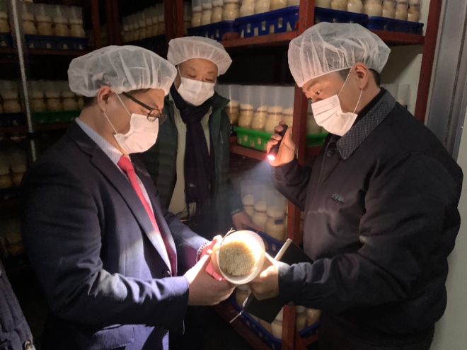 한국동서발전 박일준 사장(왼쪽)이 1월 10일 경북 청도군 버섯재배업체 그린피스농원을 방문해 관계자로부터 버섯생산시설 설명을 듣고 있다. 사진=한국동서발전 