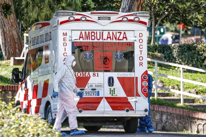 이탈리아 로마의 코로나19 전담 병원에 생화학적 봉쇄 처리된 구급차가 도착하고 있다. [로마=AP/뉴시스]