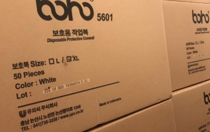 인도네시아가 중국으로부터 수입한 코로나19 개인보호장비(PPE) 포장박스에 한글로 한국회사 이름이 표시되어 있어 논란이 일고 있다.