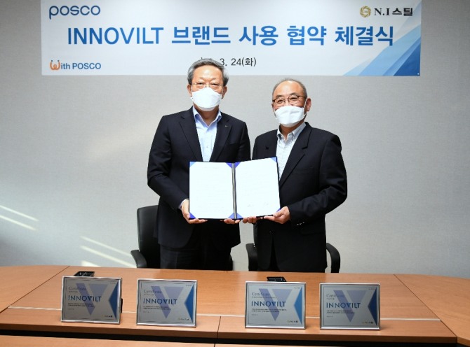 정탁 포스코 마케팅본부장(왼쪽)과 배종민 NI스틸 대표이사가 24일 NI스틸 서울사무소에서 첫번째 이노빌트(INNOVILT) 브랜드 사용 협약을 체결했다. 사진=포스코