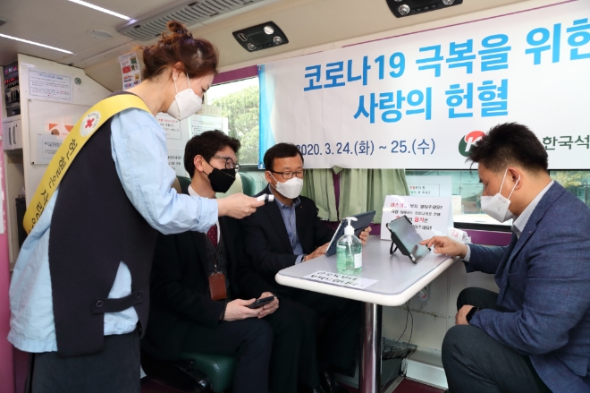한국석유공사 임직원들이 24일 울산 본사에서 단체헌혈에 참여하고 있다. 사진=한국석유공사 