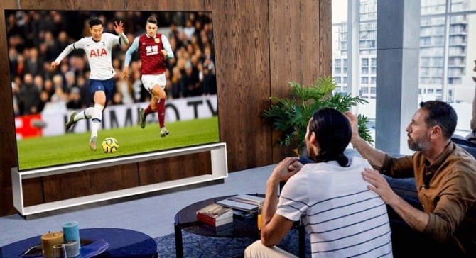 LG전자 모델들이 'LG 시그니처 올레드 8K TV'로 영국 프로축구팀 토트넘 홋스퍼 경기를 관람하고 있다. 사진=LG전자 제공