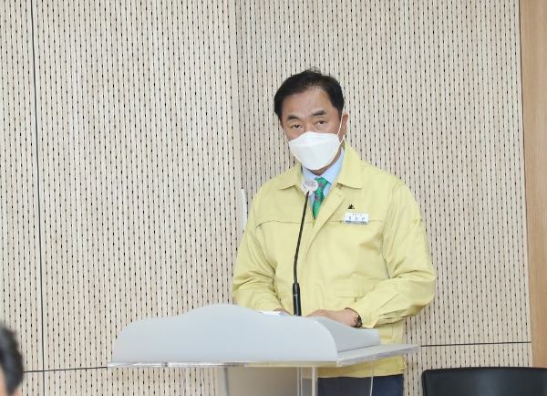 정장선 평택시장이 코로나19로 인한 지역 경제 위기극복을 위해 총 637억원 규모의 지원에 관한 언론브리핑을 진행하고 있다