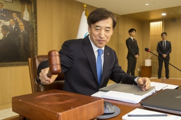 이주열 한국은행 총재의 재산이 1년 새 4억 원이나 늘어난 것으로 나타났다. 