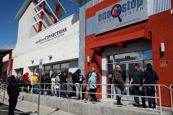 미국 네바다주 라스베이거스에서 실업수당 청구 관련 업무를 처리하려는 사람들이 '원스톱 커리어 센터' 앞에 줄을 서 있다. AP/뉴시스