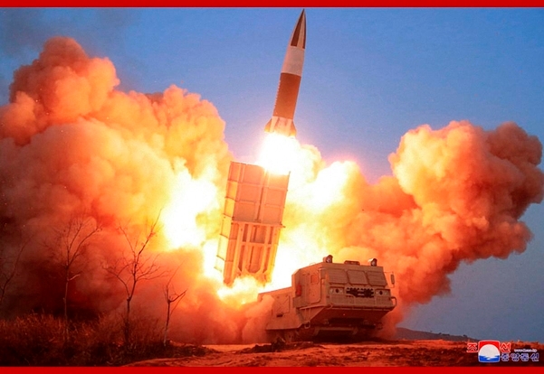 북한판 에이타킴스 '전술유도무기'가 발사되고 있다. 사진=조선중앙통신