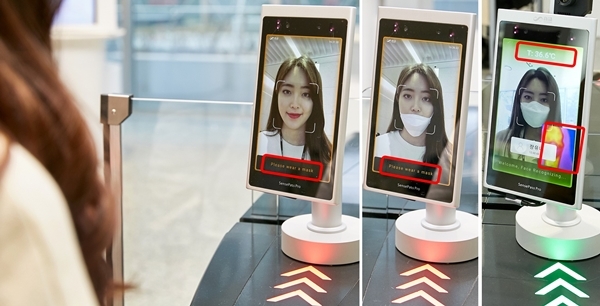 LG CNS가 서울 마곡 본사 출입게이트에서 ‘AI 얼굴인식 출입통제 서비스’를 활용해 직원들의 체온을 체크하고 있다. 사진=LG CNS