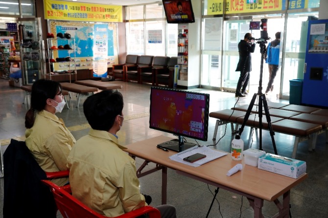 정부에서 코로나19 확산 방지를 위한 ‘사회적 거리두기’를 강화한 가운데 완도군은 군민과 관광객의 안전을 위해 3월 28~29일, 4월 4~5일, 4일 간 청산도와 노화, 소안, 보길도를 찾는 관광객 승선을 통제한다고 밝혔다. / 전남 완도군=제공