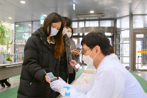 세브란스병원이 출입구 문진 대신 모바일 문진을 시행한다. 사진=세브란스병원