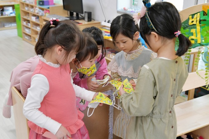 코로나-19 극복을 위해 지역사회 곳곳에서 면마스크를 직접 제작, 나눔운동이 이어지는 가운데, 광주 서구지역에서는 어린이용 마스크도 직접 제작해 나누고 있다. / 광주 서구=제공