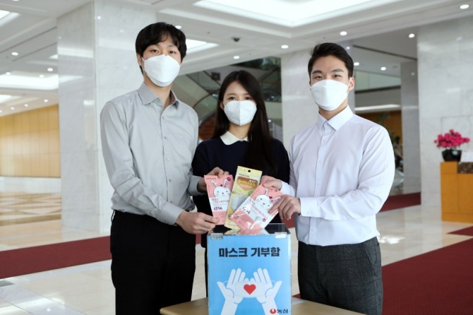 농심은 임직원과 회사가 함께 모은 소아용 마스크 2100여 장을 한국백혈병소아암협회에 기부했다고 26일 밝혔다. 사진=농심