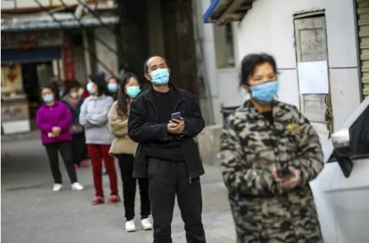 지난해 말 바이러스가 처음 등장한 중국 우한시에서 5000여 명이 1단계 코로나19 백신 임상시험을 신청했다. 사진=AP/뉴시스