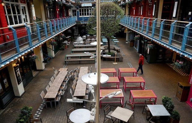 코로나19 여파로 텅빈 런던시내 식당가 모습. 사진=로이터