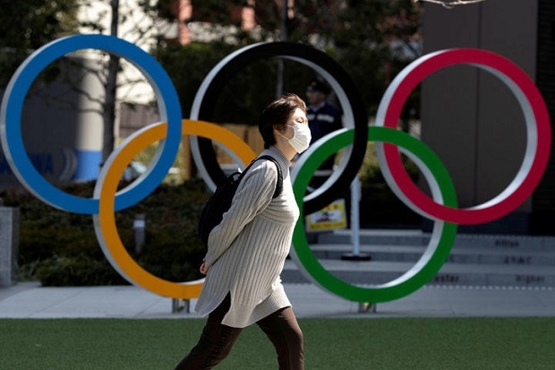 일본인 여성이 31일(현지시각) 마스크를 쓴채 일본 도쿄 신주쿠의 일본올림픽박물관 앞을 지나고 있다. 사진=로이터