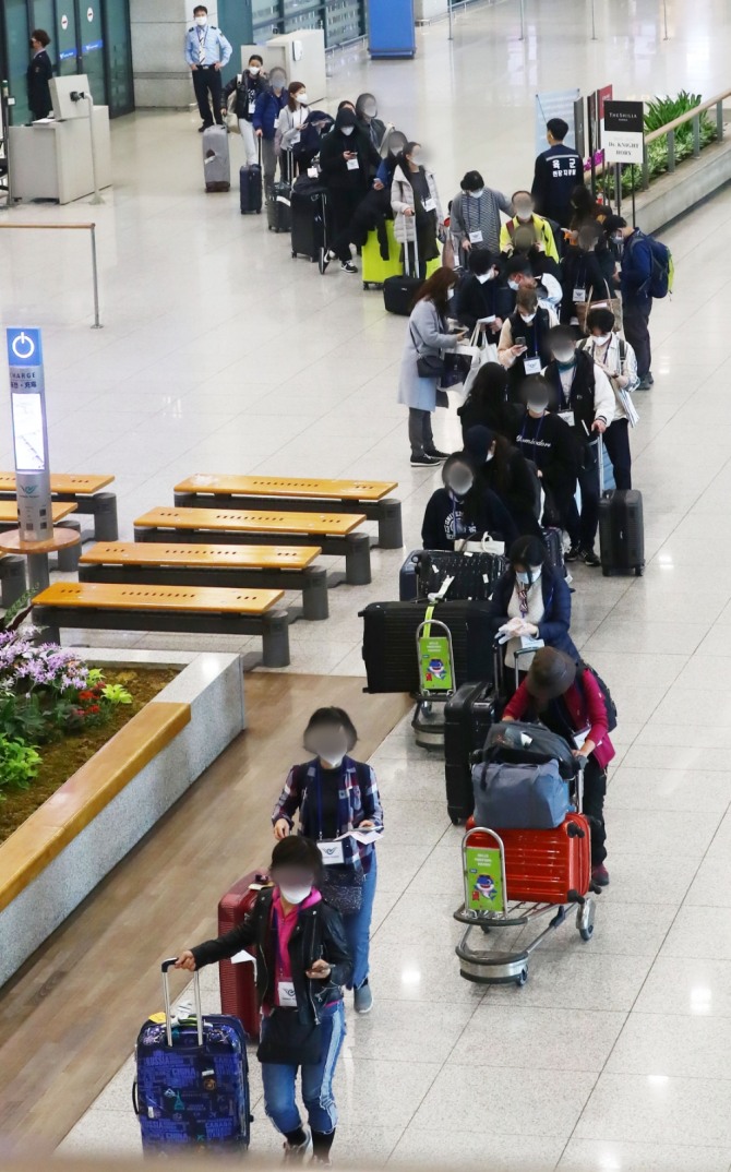 27일 0시부터 미국에서 입국하는 사람은 2주간 자가격리가 의무화된다.인천공항 입국자 행렬.사진=뉴시스