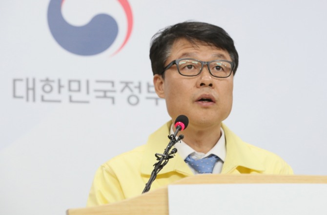 양진영 식품의약품안전처 차장이 지난 19일 오후 충북 청주 질병관리본부에서 공적판매처를 통해 공급되는 마스크 수급상황에 대해 브리핑 하고 있다. 이날 마스크는 총 819만 5000개가 공급됐다. 사진=뉴시스