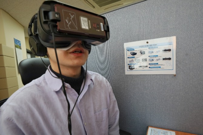 인하대 학생회관에 마련된 VR모의면접실에서 학생들이 VR기기를 장착하고 면접 프로그램을 이용하고 있다. 사진=인하대
