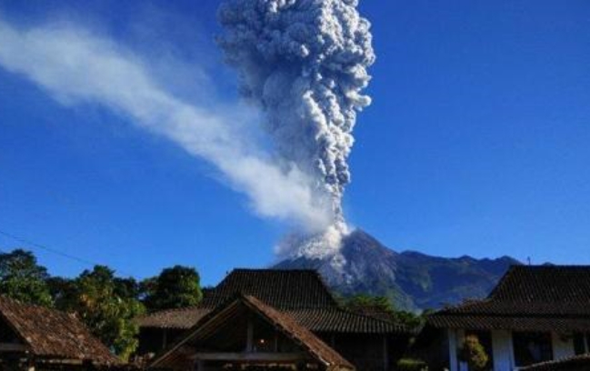 사진은 이달 달에만 두 번째 분화한 인도네시아 자바섬의 므라피 화산.