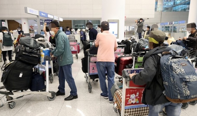 페루 정부의 국경 폐쇄로 발이 묶였던 여행객과 봉사단원 등이 28일 오전 전세기를 타고 인천국제공항을 통해 귀국하고 있다. 사진=연합