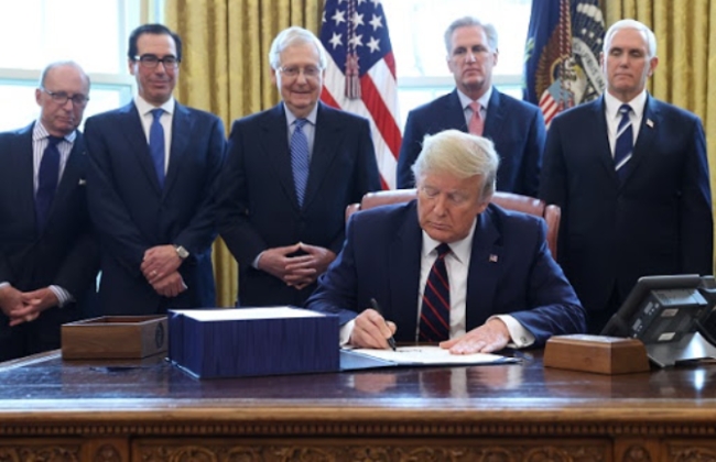 현지시간 27일 신종 코로나바이러스 확산에 대응한 경제대책법안에 서명하는 트럼프 미국 대통령.