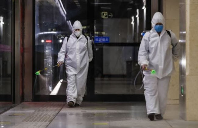 2개월 이상 이어진 도시 봉쇄해제를 앞두고 중국 방역 당국이 우한의 지하철역을 소독하고 있다.