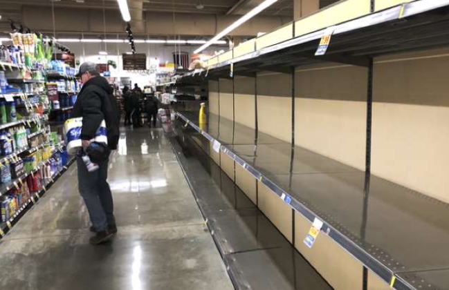 코로나19의 급속한 확산으로 사재기 열풍이 몰아치면서 미국 네브래스카주 오마하의 한 슈퍼마켓 화장지 판매대가 텅 비어 있다.