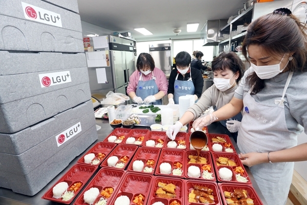 후암동 로컬기업 ‘마을밥상’ 직원들이 아이들에게 제공할 도시락과 간식을 준비하고 있는 모습. 사진=LG유플러스