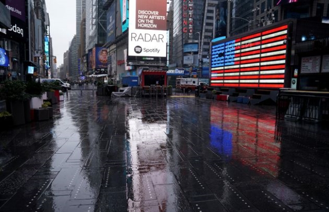 코로나19 감염이 급속 확산 여파로 인적이 끊긴 미국 뉴욕시의 타임스스퀘어.