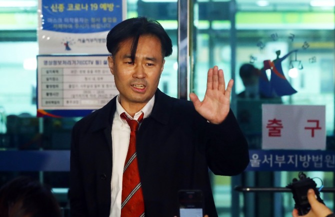 손석희 JTBC 대표이사 사장에게 불법 취업 청탁과 금품 요구 등 공갈미수 혐의를 받고 있는 김웅 프리랜서 기자가 25일 서울 서부지법에서 열린 공판을 마친 뒤 나서고 있다. 뉴시스