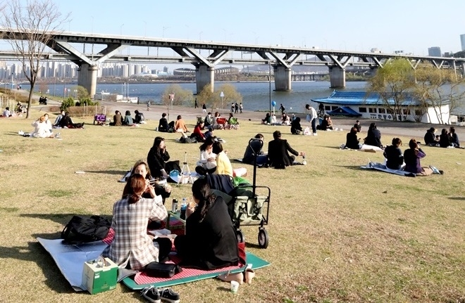 서울 뚝섬한강공원을 찾은 시민들이 봄 날씨를 즐기고 있다. 사진=뉴시스