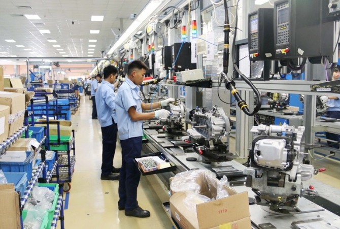 베트남 정부는 기업들이 근로자들에게 월급을 주기 위한 목적일 때는 무이자 대출을 받을 수 있다고 밝혔다.