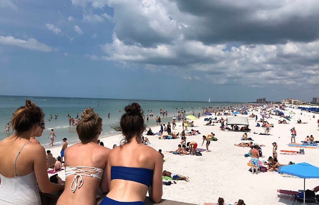 10명 이상이 모이는 것을 피하도록 미국 연방정부가 권고하고 있는데도 해변에 모이는 사람들. 사진은 플로리다주 클리어워터 해변.