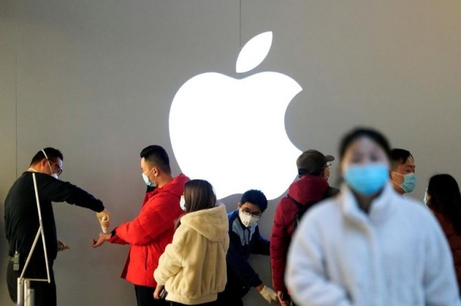 애플의 부품 공급 협력업체들이 중국 공장 재가동 후에도 소비 위축 등으로 인한 글로벌 시장 불안정성으로 아이폰 판매 감소를 우려하고 있다. 사진=로이터