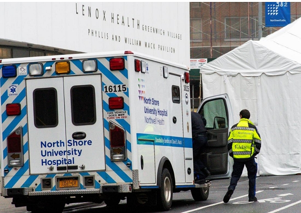 미국의 한 구급대원이 미국 뉴욕 레녹스 건강의학관의 임시영안실 옆을 지나가고 있다. 사진=로이터 