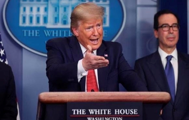 도널드 트럼프 미국 대통령이 미국 백악관에서 열린 코로나19 태스크포스(TF) 브리핑에서 대응 대책을 발표하고 있다.