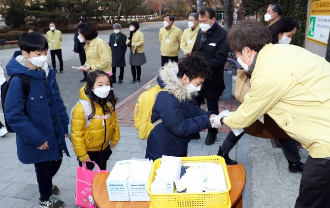 유치원생과 초등학교 1·2학년생을 위한 소형 보건용 마스크 306만 장을 비축했다. 사진=교육부