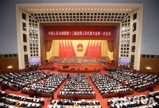 중국 공산당 중앙정치국은 코로나19 위기에 대응하기 위해 재정적자를 확대하고 특별 국채를 발행하기로 했다.