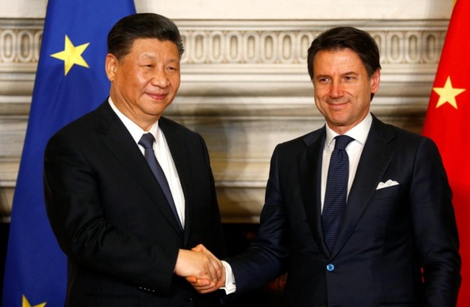 시진핑 중국 주석과 쥐세페 콩티 이탈리아 총리가 지난해 3월 23일 로마 총리궁에서 열린 일대일로 양해각서 서명식을 마친 후 악수하고 있다. 사진=로이터