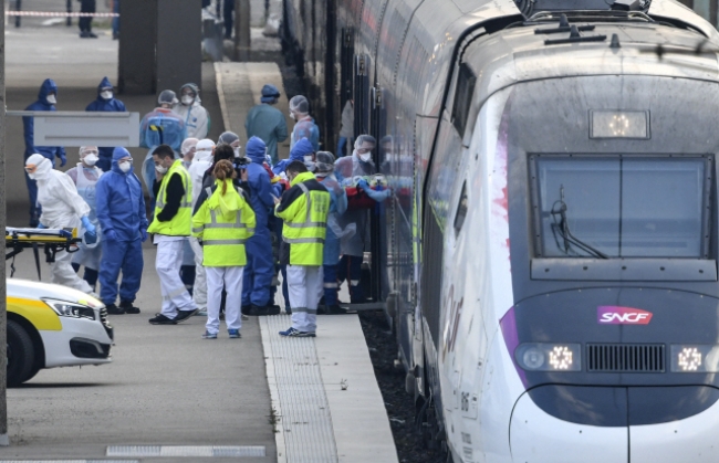 프랑스 동부 뮐루즈에서 29일(현지시간) 고속철도 TGV 특별열차로 코로나19 환자를 운반하고 있는 구급 의료팀.